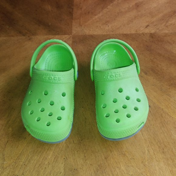 plastic sandals like crocs